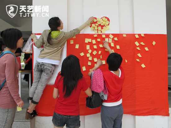 传媒学院举办母亲节签名送祝福活动